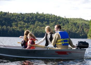 Family-Slowcation-Sweden-Wooden-Boat-Lake-Summer-Adventure-Sustainable-Travel