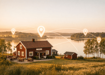 Typiskt Svenskt Rött Gårdshus Med Vita Knutar I Solnedgång Vid Insjö